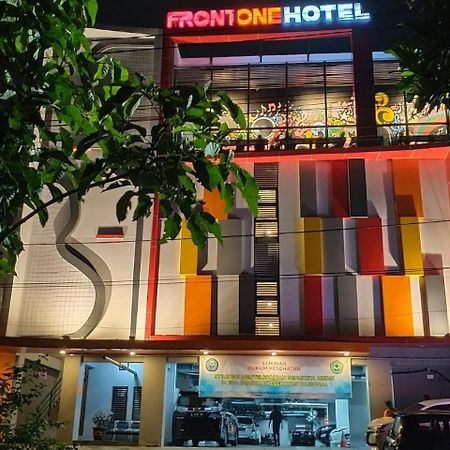 Front One Hotel Тулунгагунг Экстерьер фото