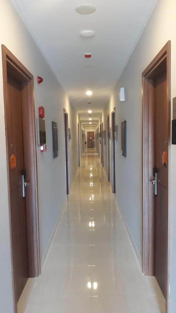 Front One Hotel Тулунгагунг Экстерьер фото